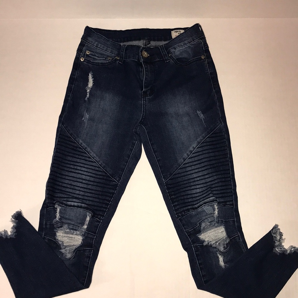Trendy moto distressed jeans